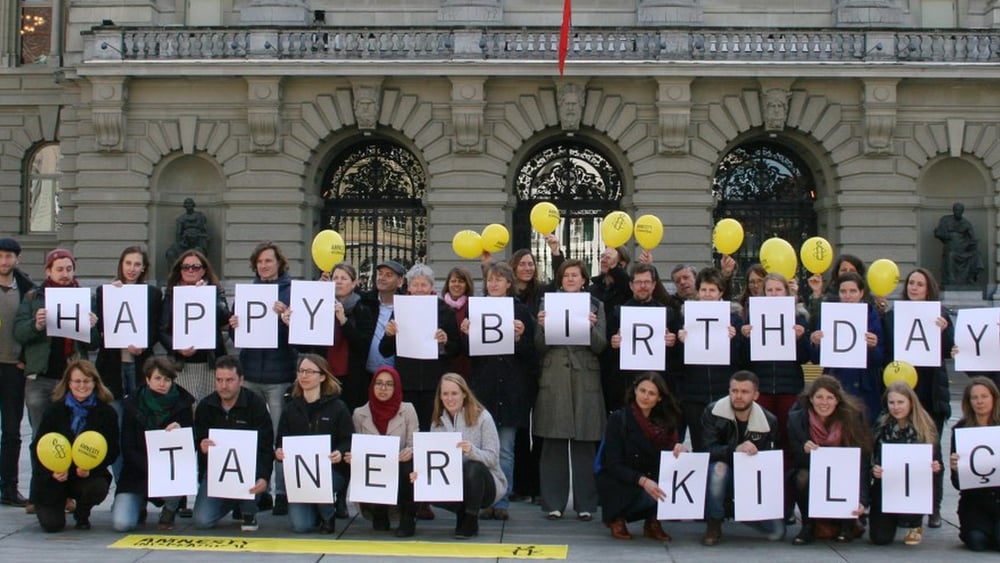 La Sezione svizzera di Amnesty International fa i propri auguri a Taner Kılıç, in carcere da nove mesi in Turchia, chiedendo la sua liberazione. © Amnesty International