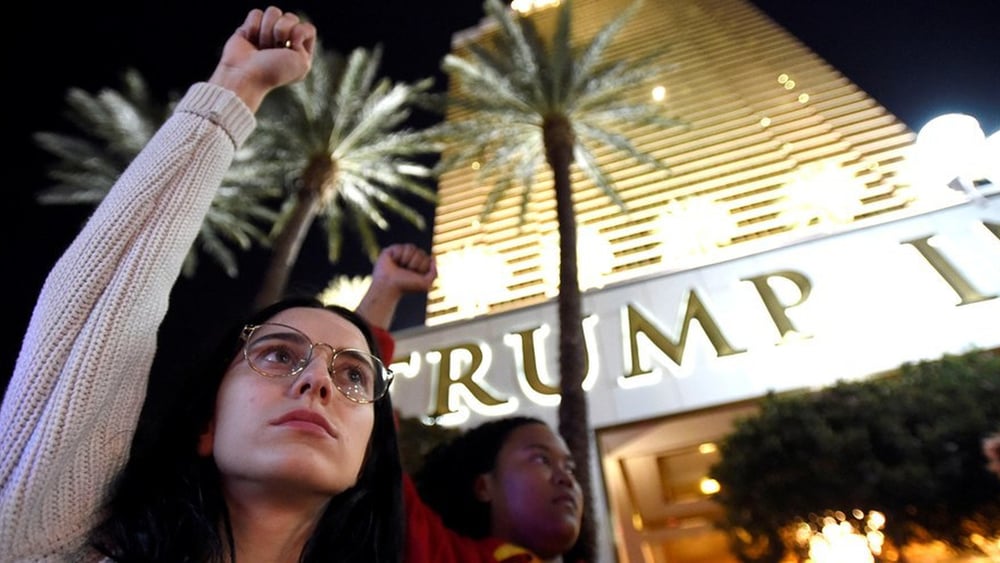 Una manifestazione di protesta contro l’elezione di Donald Trump davanti a un albergo del miliardario a Las Vegas, Nevada, nel novembre 2016. © Alamy Stock Photo