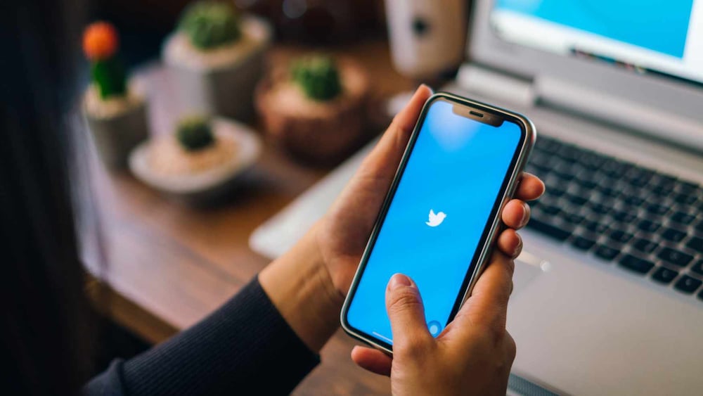 Il social network Twitter fa ancora troppo poco per prevenire la violenza contro le donne. Di conseguenza, molte donne si autocensurano. ©Shutterstock/Travel man
