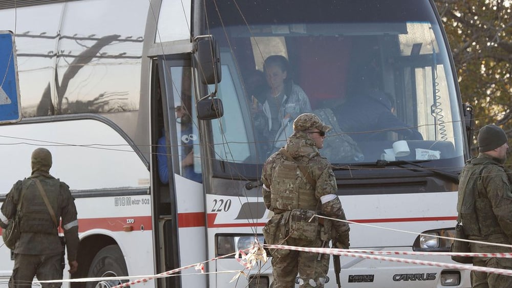 Un bus carico di persone proveniente da Mariupol arriva nel villaggio di Bezimenne, a Donetsk, il 7 maggio 2022. © Victor/Xinhua/Alamy