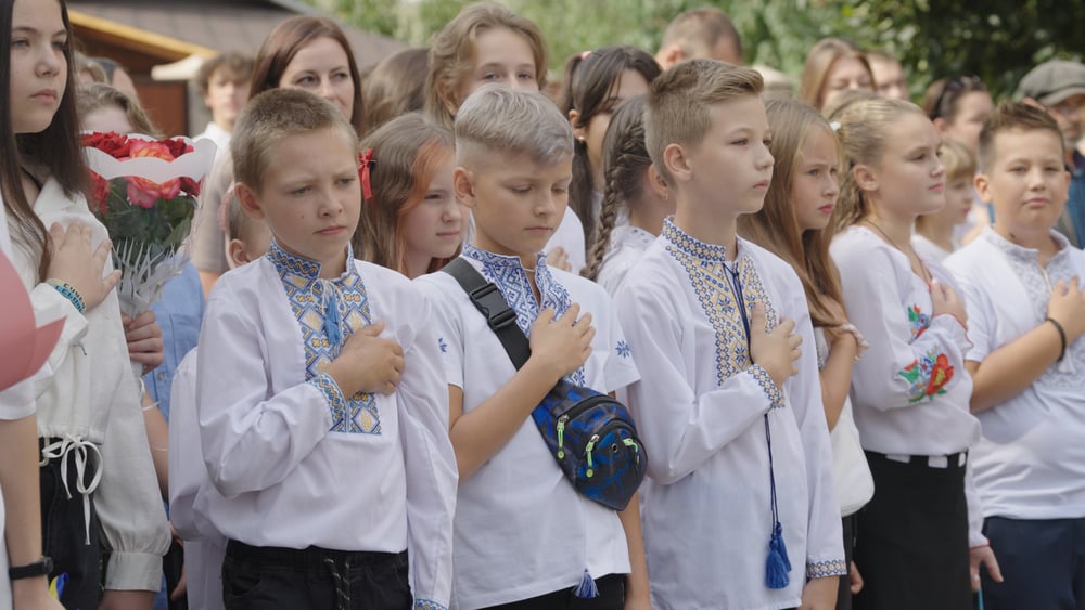 Gli insegnanti ucraini nei territori occupati dalla Russia si trovano di fronte alla dolorosa scelta di fuggire dalla loro patria o di essere costretti a insegnare un programma studiato per indottrinare gli studenti con la propaganda di stato russa. © Amnesty International