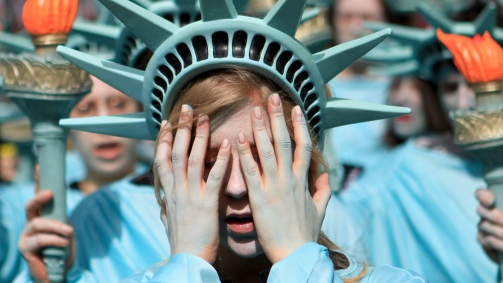 100 “statue della libertà” si erano riunite davanti all’ambasciata degli Stati Uniti a Londra nell’aprile 2017. ©Marie-Anne Ventoura/Amnesty UK
