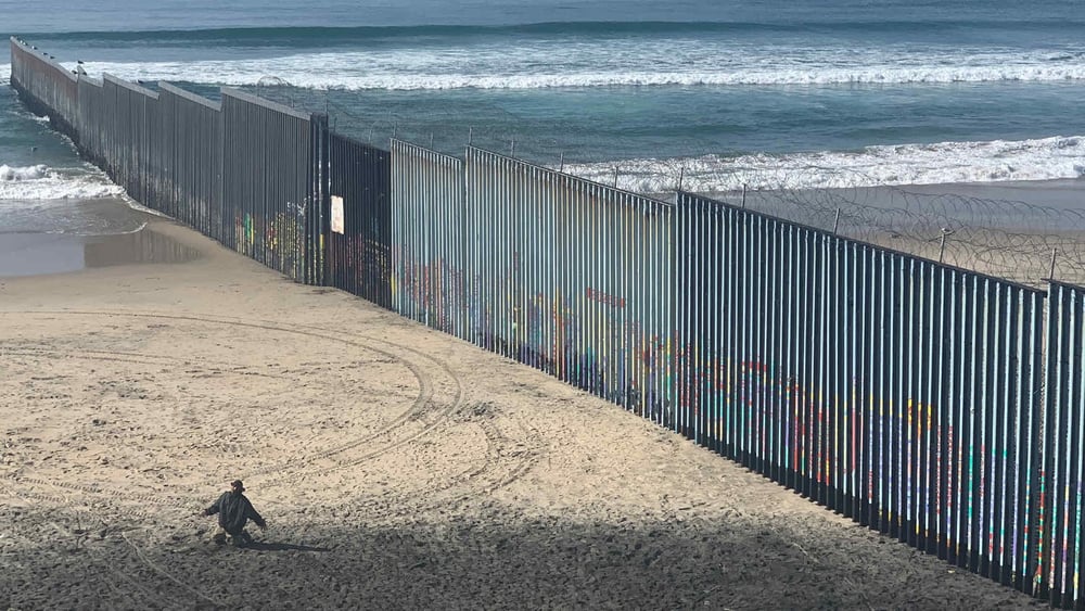 Il confine tra il Messico e gli Stati Uniti, una barriera insormontabile. ©Alli Jarrar/ Amnesty International