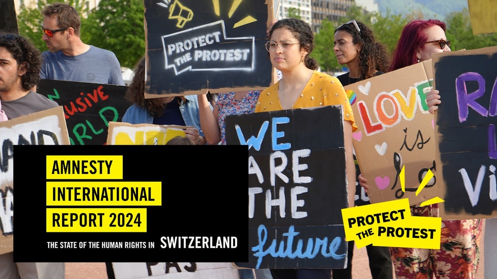 Immagine di copertina del Rapporto 2024 di Amnesty International con una foto di una manifestazione per «Protect the Protest» in sottofondo