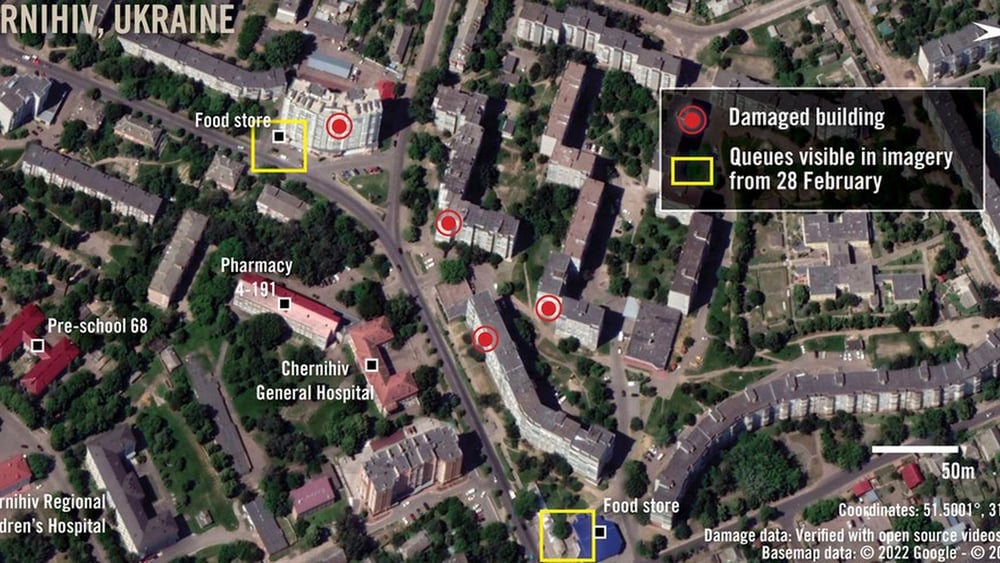 La mappa mostra i luoghi degli attacchi del 3 marzo 2022 a Chernihiv, Ucraina (verificati con foto e video liberamente disponibili). Si possono anche vedere importanti infrastrutture civili nelle immediate vicinanze delle aree colpite. Immagini satellitari del 28 febbraio mostrano code fuori da due negozi di alimentari nelle immediate vicinanze (non mostrate qui). © 2022 Google