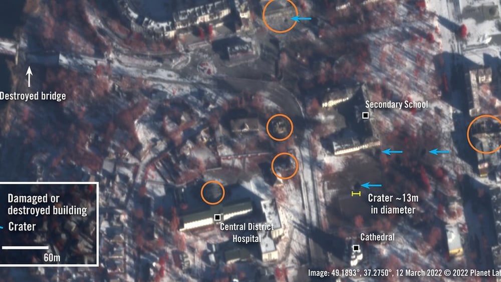 Sotto assedio dal 28 febbraio, la città di Izium, nella regione di Kharkiv ha subito gravi danni, come mostrano queste immagini satellitari datate 12 marzo 2022. © 2022 Planet Labs Inc.