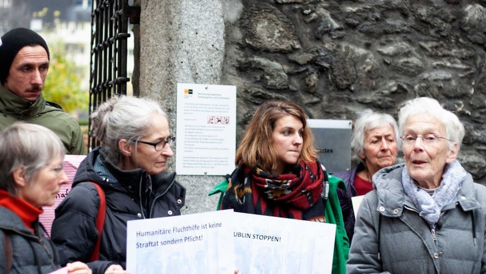 Anni Lanz (a destra) con i suoi sostenitori, davanti al Tribunale del distretto di Briga, il 6 dicembre 2018 © Amnesty International