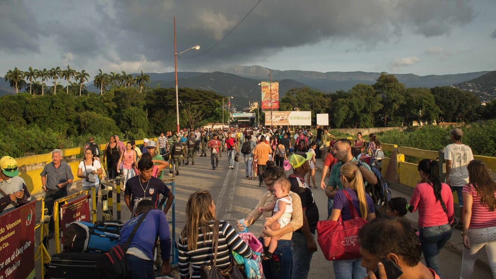 Le Americhe sono una regione segnata da profonde disuguaglianze e violenze che COVID-19 potrebbe ulteriormente rafforzare. Qui i rifugiati venezuelani attraversano il confine con la Colombia. ©Amnesty International/Sergio Ortiz