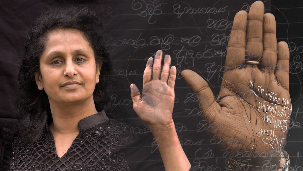 Collage (poster) - una donna razializzata tiene alzata la mano sinistra. Sul palmo della mano è scritto “In the future my children will have access” (In futuro i miei figli avranno accesso).