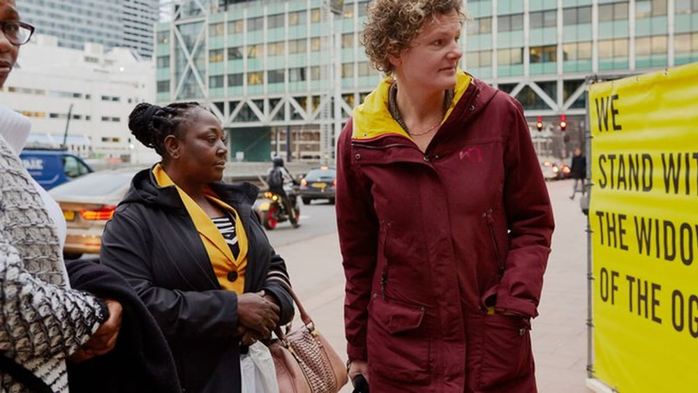 Esther Kiobel e Victoria Bera di fronte al Tribunale distrettuale dell'Aja il 12 febbraio 2019.