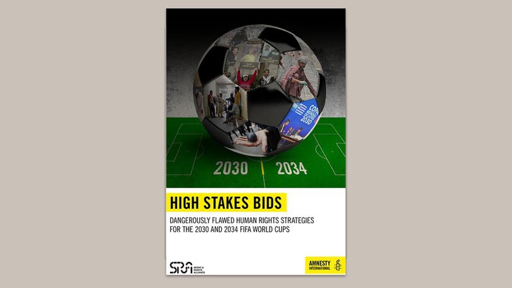 La copertina del rapporto, che mostra un pallone di calcio