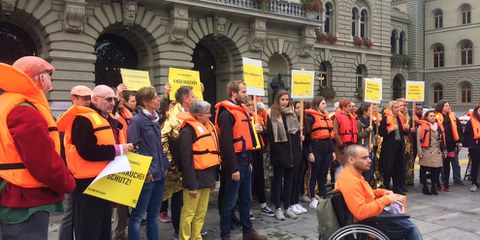 Petitionsübergabe in Bern: Die Unterzeichnenden fordern den Bundesrat und das Parlament auf, das Rettungsschiff Aquarius unter Schweizer Flagge fahren zu lassen.  © AI