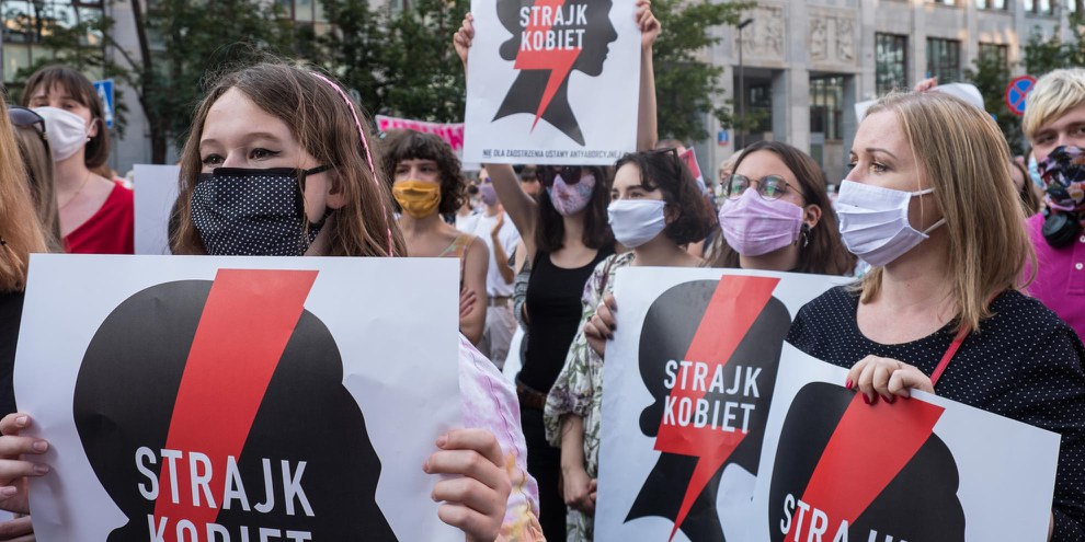 Die polnische Frauenrechtsbewegung organisierte im Juli im ganzen Land Proteste unter dem Slogan #WomensStrike, die sich gegen die Absicht der Regierung, aus der Istanbuler Konvention auszutreten, richteten. © Grzegorz Żukowski