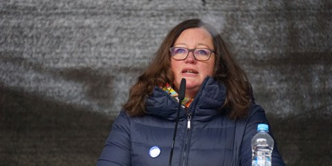 Amnesty-Schweiz Geschäftsleiterin Alexandra Karle an der Kundgebung für Frieden in der Ukraine vom 2. April 2022 in Bern.