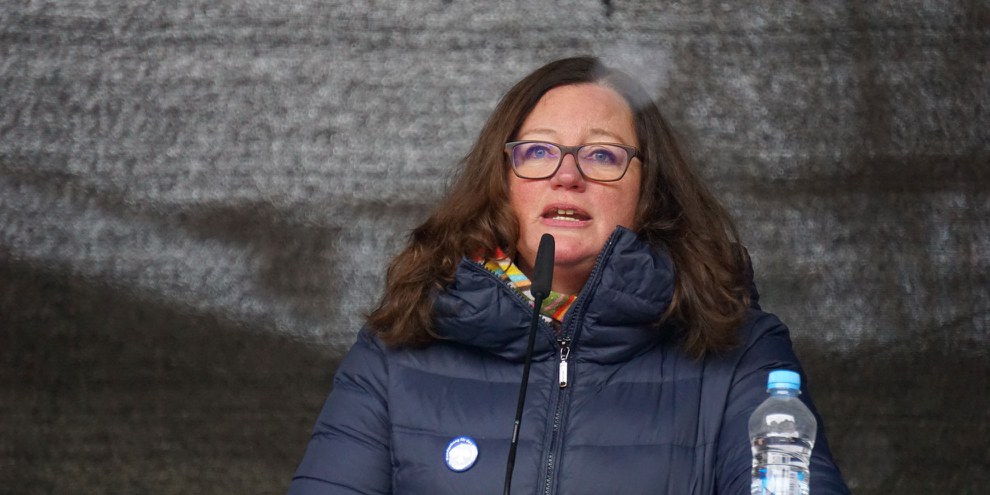 Amnesty-Schweiz Geschäftsleiterin Alexandra Karle an der Kundgebung für Frieden in der Ukraine vom 2. April 2022 in Bern.