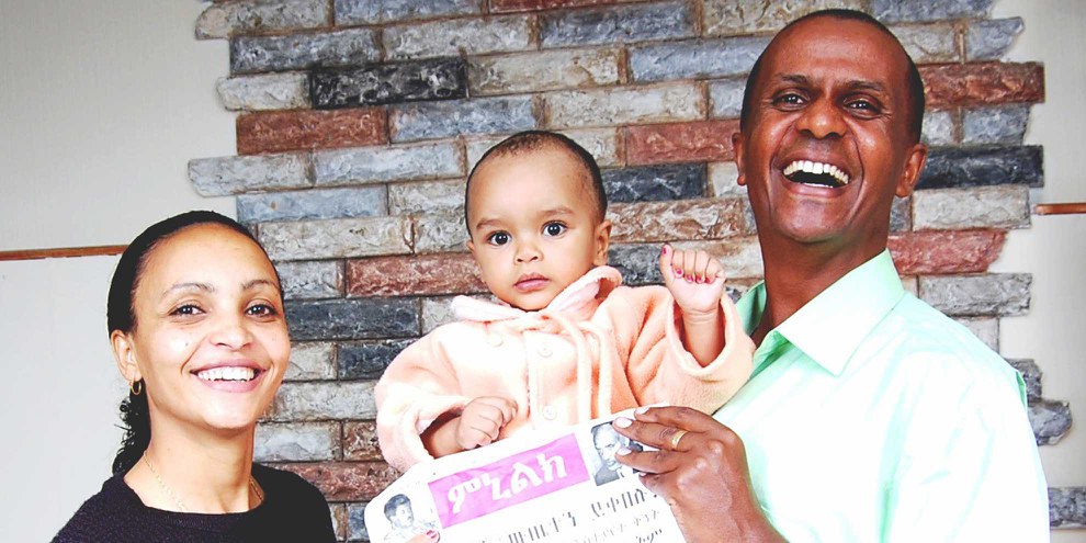 Eskinder Nega und seine Frau Serkalem Fasil mit Sohn Nafkot im Jahr 2007. Der Knabe wurde ein Jahr zuvor im Gefängnis geboren, weil die Mutter inhaftiert war. © Private