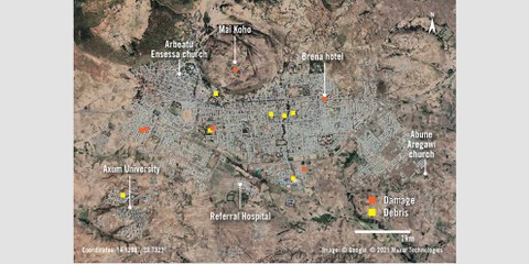 Ein Überblick über Axum zeigt die durch die Bombardierung und Luftangriffe beschädigten Strukturen in der Stadt (durch orangefarbene Markierungen gekennzeichnet). Bereiche mit erheblichen Trümmern, die wahrscheinlich auf Plünderungen zurückzuführen sind, werden durch gelbe Markierungen angezeigt. © google © 2021 Maxar Technologies gezeigt
