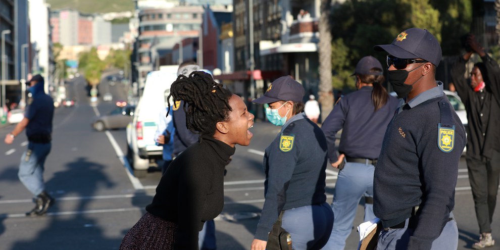 Student*innen protestieren gegen geschlechtsspezifische Gewalt vor dem Parlament in Kapstadt, Südafrika, am 24. Juni 2020. © Nardus Engelbrecht/Gallo Images via Getty Image