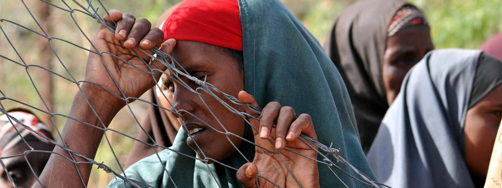 In Afrika sind viele Menschen auf der Flucht - und bleiben auf dem Kontinent. Die meisten Geflüchteten und Vertriebenen leben in Nachbarländern oder innerhalb der Grenzen ihres Herkunftstaates. Oft in riesigen Flüchtlingslagern, wie diese Frau in Dadaab, einem Lager in Kenia, in welchem mehr als 200'000 Menschen leben. © hikrcn / shutterstock