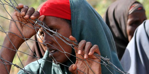 In Afrika sind viele Menschen auf der Flucht - und bleiben auf dem Kontinent. Die meisten Geflüchteten und Vertriebenen leben in Nachbarländern oder innerhalb der Grenzen ihres Herkunftstaates. Oft in riesigen Flüchtlingslagern, wie diese Frau in Dadaab, einem Lager in Kenia, in welchem mehr als 200'000 Menschen leben. © hikrcn / shutterstock