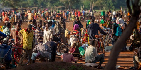 Im Jahr 2015 brach in Burundi eine Krise aus, nachdem der Präsident beschlossen hatte, für eine dritte Amtszeit zu kandidieren. Seitdem sind mehr als 400'000 Menschen aus dem Land geflohen, so zum Beispiel nach Tansania, von wo das Bild stammt. Ausserdem gibt es in Burundi mehr als 200'000 Binnenvertriebene. © UNHCR/Georgina Goodwin