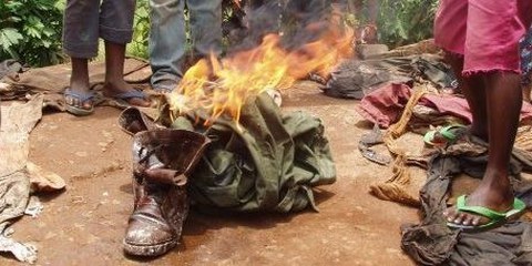 Ehemalige KindersoldatInnen verbrennen ihre Kleidung nach der Demobilisierung © AI