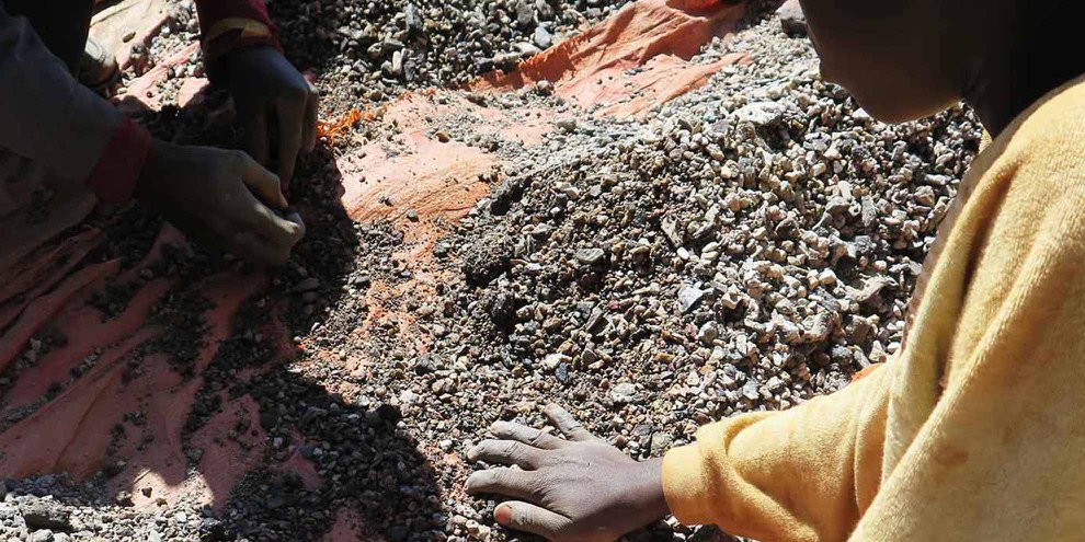 Charles (13) und sein Vater sortieren Steine, die Kobalt enthalten an den Ufern des Malo-Sees ausserhalb von Kolwezi (Demokratische Republik Kongo) Mai 2015 © Amnesty International and Afrewatch