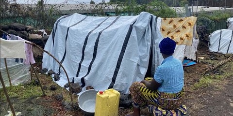 Tausende von Vertriebenen mussten erneut fliehen, nachdem sich die Soldaten nach Kanyarushinya, einem informellen Lager mit über 40'000 Menschen im nördlichen Bezirk von Goma, zurückgezogen hatten. © Amnesty International