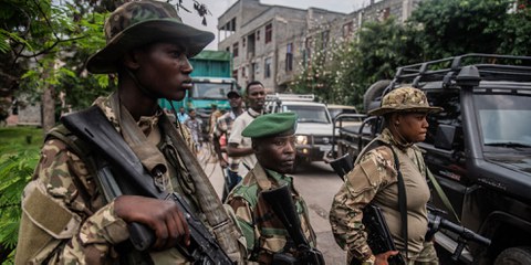 Mitglieder der M23-Bewegung bewachen den Konvoi der Soldaten der Demokratischen Kräfte für die Befreiung Ruandas (FDLR).© Jospin Mwisha /AFP via Getty Images