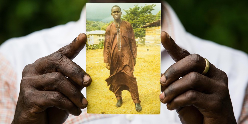 Fomusoh Ivo Feh wurde im Dezember 2014 wegen eines SMS verhaftet, das er als Witz einem Freund schickte. Zusammen mit zwei Freunden ist er angeklagt, eine Rebellion gegen den Staat angezettelt zu haben.  © Vincent Tremeau/Amnesty International