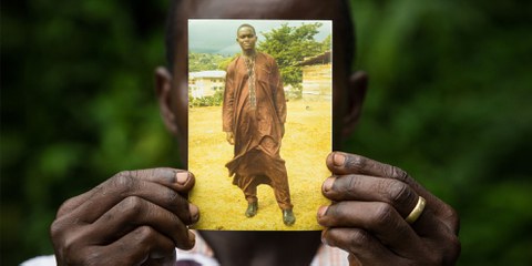Fomusoh Ivo Feh (Ivo) auf einem Photo, gezeigt von seinem Bruder © Vincent Tremeau / Amnesty International