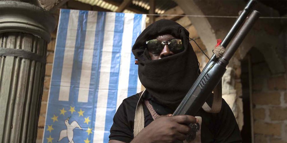 Ein Kämpüfer der Ambazonisten-Rebellen © Jonny Pickup