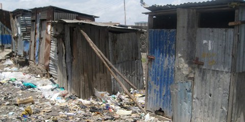 Private Toiletten in Nairobi, Februar 2010. Die MieterInnen müssen teilweise bis zu 10 Minuten zu Fuss gehen, um diese zu erreichen. © AI

