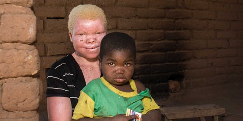 Martha Chipeso und ihr Sohn im Phalombe Distrikt im April 2016. Die 20-jährige Martha wurde im Januar 2016 von einer Gang überfallen, die Nachts in ihr Haus einbrachen. Dank ihrer lauten Schreie konnten ihr Nachbarn zu Hilfe eilen. Einige Verdächtige wurden von der Polizei verhaftet, es kam aber nie zu einem Verfahren. Seither lebt Martha in Angst. © LAWILINK/Amnesty International