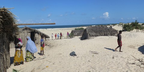 Das Küstendorf Nagonha droht vom Indischen Ozean verschluckt zu werden. © Amnesty International