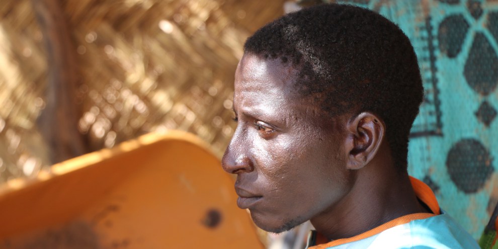 Abdallah, der mit seinen Kindern in einem Lager für intern Vertriebene in der Region Tillabéri lebt. 1. August 2021  © Mamoudou L. Kane / Amnesty International
