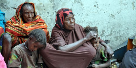 Vertriebene Frauen und Kinder im Krankenhaus des Lagers von Bama. In den Jahren 2015 und 2016 hungerten Hunderte von Menschen im Lager. © Gbemiga Olamikan Nigeria