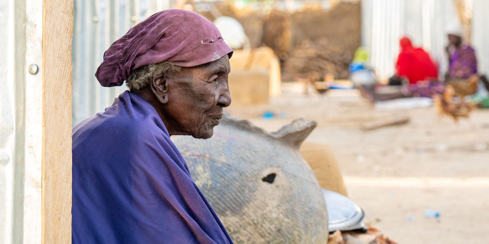 Die etwa 90-jährige Shakwa im Lager in Borno State, Nordost-Nigeria, Oktober 2020. © The Walking Paradox / Amnesty International.© The Walking Paradox / Amnesty International. Weiter Fotos durch Klick aufs Bild.