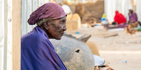 Die etwa 90-jährige Shakwa im Lager in Borno State, Nordost-Nigeria, Oktober 2020. © The Walking Paradox / Amnesty International.© The Walking Paradox / Amnesty International. Weiter Fotos durch Klick aufs Bild.