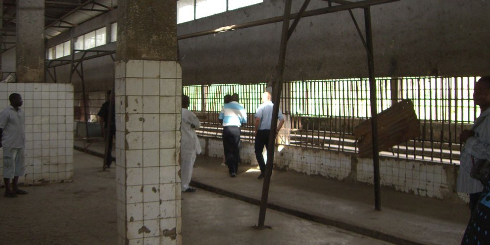 "The Abattoir", eine berüchtigten Polizeistation in Abuja, die sich auf dem Gelände eines stillgelegten Schlachthofs befindet, Federal Capital Territory, Nigeria, Juli 2009.  © Amnesty International