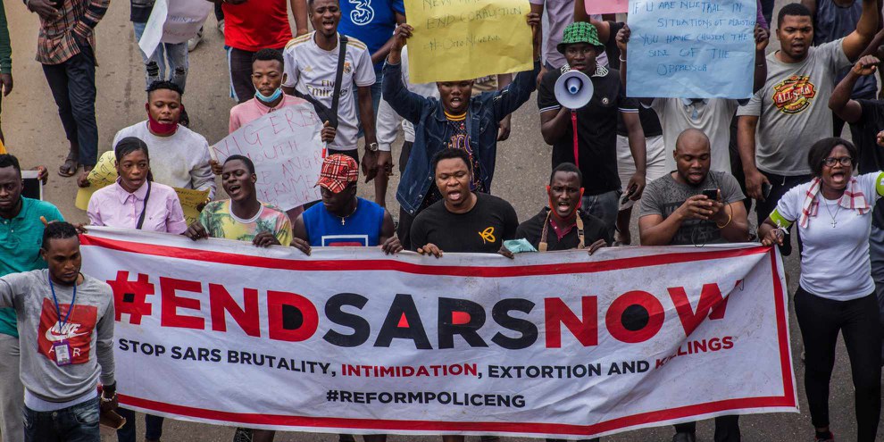 #EndSARS ist eine soziale Bewegung in Nigeria, die auf Twitter begann, um das Verbot der nigerianischen Polizeispezialeinheit Anti-Robbery Squad zu fordern. Hier eine Kundgebung vom 17. Oktober 2020 in der Hauptstadt Lagos. © SHUTTERSTOCK/shynebellz