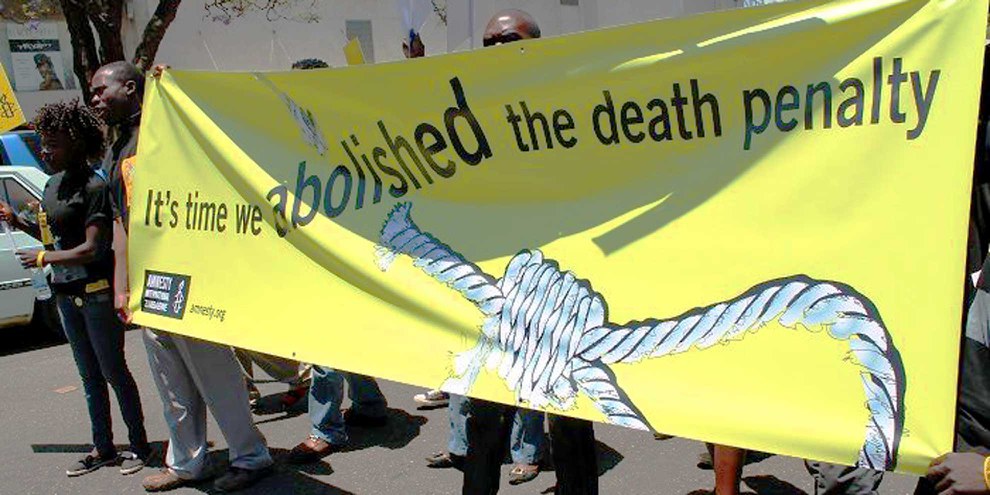 Aktivist*innen von Amnesty International Simbabwe marschierten schon 2013 durch die Hauptstadt Harare und forderten die Abschaffung der Todesstrafe in ihrem Land. An der Kundgebung unter dem Titel «Zeit für die Abschaffung der Todesstrafe» sprach auch Emerson Mnangagwa, der damals noch Justizminister war. © Amnesty International