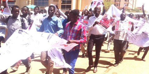 Studierende aus Darfur demonstrieren in Khartum gegen rechtswidrige Tötunge. © Darfur Students’ Association