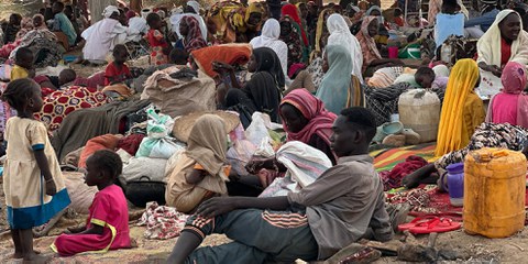 Angriffe der RSF auf Flüchtlingslager Samsam müssen als Kriegsverbrechen untersucht werden Erschöpft, nachdem sie unglaubliches Grauen überlebt haben: Zivilist*innen, die aus dem Lager Samsam flohen, auf einem offenen Feld in der Nähe der Stadt Tawila in der vom Krieg zerrütteten Region Darfur im Westen des Sudan. © AFP via Getty Images