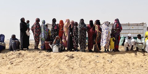 Überlebende berichten von gezielten Tötungen und sexualisierter Gewalt durch RSF Geflüchtete Menschen, die aus El Fasher und anderen Konfliktgebieten vertrieben wurden, werden am 09. November 2025 im neu errichteten Lager El-Afadh in Al Dabbah im nördlichen Bundesstaat des Sudan untergebracht. Zehntausende Menschen mussten fliehen, nachdem die Rapid Support Forces (RSF) die Kontrolle über die Stadt El Fasher übernommen hatten. © Stringer/Anadolu via Getty Images