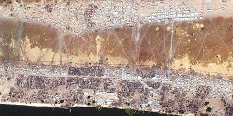 Satellitenbild des im März 2017 niedergebrannten Dorfs Wau Shilluk und des benachbarten IDP-Camps © DigitalGlobe 2017, NextView License