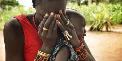 Diese Frau musste mit ihrem Baby vor den Angriffen der Regierung auf ihr Dorf in Leer County, Südsudan, fliehen. © Amnesty International (Weitere Bilder durch Klicken auf Bild)