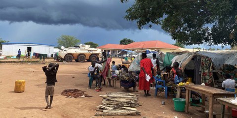 In den Lagern nahe der Stadt Tambura im Südsudan herrschen menschenunwürdige Zustände: Essen ist knapp, sanitäre Anlagen sind kaum vorhanden.  © Amnesty International
