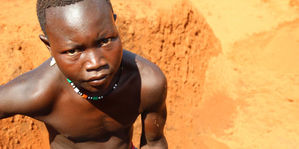 Amnesty-Recherchen zeigen, dass Kinder auf einer Diamantenmine in der Zentralafrikanischen Republik arbeiten müssen. © AI