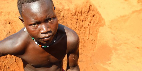 Amnesty-Recherchen zeigen, dass Kinder auf einer Diamantenmine in der Zentralafrikanischen Republik arbeiten müssen. © AI